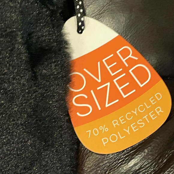 NOVOGRATZ NWT Vampire Lips Oversized Faux Fur Throw - Picture 4 of 8